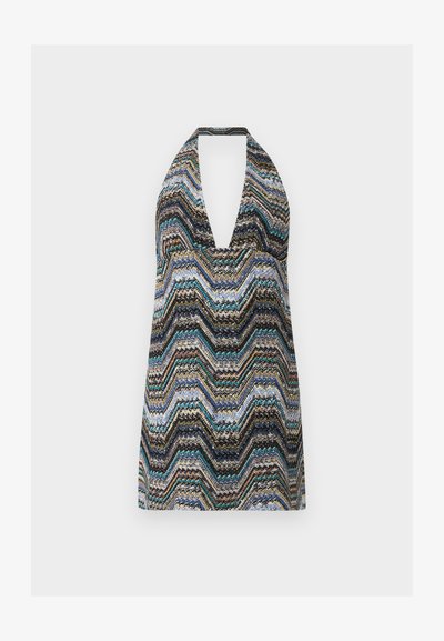 Αμάνικο φόρεμα με λαιμόκοψη halter και βαθύ ντεκολτέ σε σχήμα V, με πολύχρωμο ζιγκ-ζαγκ μοτίβο σε αποχρώσεις μπλε, μαύρου, μπεζ και πράσινου.