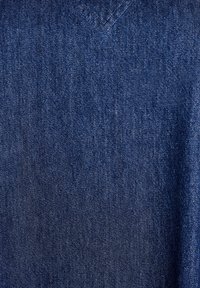 Tmavě modrý džínový materiál s jemnou texturou; má diagonální vazbu a jemný lesk, ideální pro všestranné použití v oděvech.