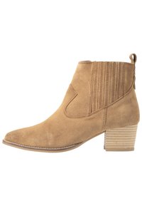 Beżowy zamszowy botek za kostkę z ostrym noskiem, elastycznymi panelami po bokach i sztaplowanym obcasem z poziomymi żłobieniami dla tekstury.