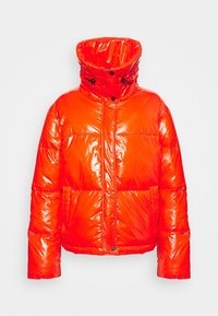 Veste matelassée orange brillante et éclatante avec un col montant, une fermeture éclair à l'avant et deux poches latérales. Design texturé et isolant pour plus de chaleur.