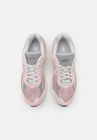 New Balance M2002 UNISEX - Sneaker low - orb pink