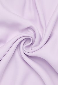 Světle fialová látka s hladkou strukturou, vykazující jemnou, pružnou vlastnost, uspořádaná ve spirálovém vzoru.
