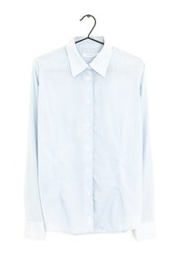 Camicia azzurra a maniche lunghe con colletto classico, realizzata in un tessuto liscio, con bottoni bianchi e un orlo dritto.
