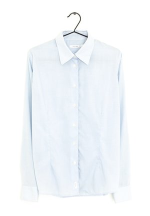 Camicia azzurra a maniche lunghe con colletto classico, realizzata in un tessuto liscio, con bottoni bianchi e un orlo dritto.