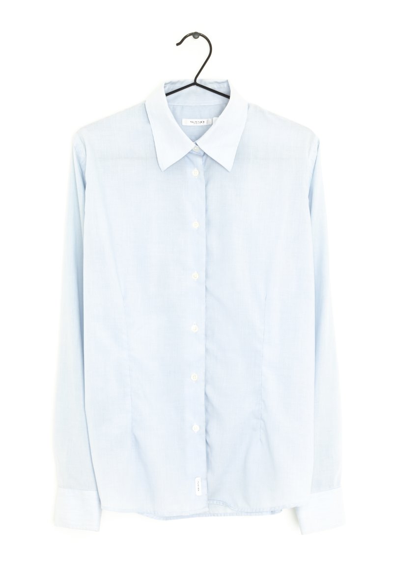 Camicia azzurra a maniche lunghe con colletto classico, realizzata in un tessuto liscio, con bottoni bianchi e un orlo dritto.
