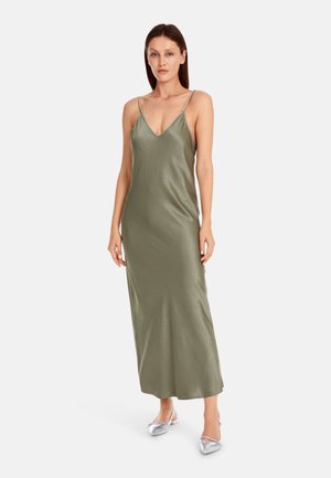 Olivgrünes Satin-Nachtschlafkleid mit dünnen verstellbaren Trägern und tiefem V-Ausschnitt, das eine lockere Silhouette und eine glatte Textur aufweist.