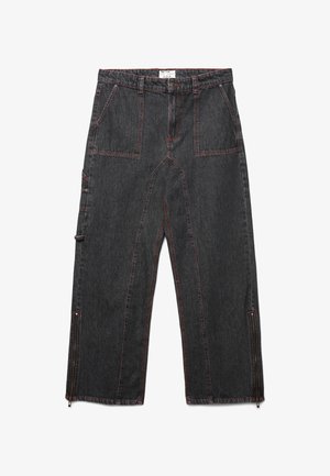 Pantaloni in denim nero con cuciture rosse, design a gamba larga, multiple tasche e dettagli con zip sulla caviglia, offrendo una finitura testurizzata.