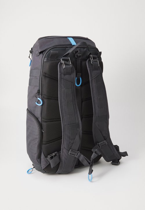 Zaino di stoffa nera con supporto posteriore in rete, spallacci regolabili, accenti blu, multiple cerniere e tasche laterali per riporre gli oggetti.