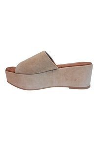 Sandalia de plataforma de ante beige con puntera abierta redondeada y un grueso tacón de cuña para mayor altura, que cuenta con una suave plantilla de cuero.