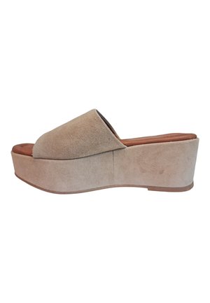 Sandalia de plataforma de ante beige con puntera abierta redondeada y un grueso tacón de cuña para mayor altura, que cuenta con una suave plantilla de cuero.