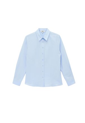 Camicia azzurro chiaro a maniche lunghe con colletto appuntito, bottoni frontali e dettagli di cuciture sottili, mostrata stesa su sfondo bianco.