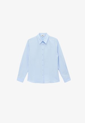 Lichtblauw overhemd met lange mouwen, knoopsluiting aan de voorkant, puntkraag en subtiele naaddetails, plat uitgestald op een witte achtergrond.