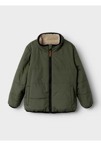 Olive rohelise värvusega polsterdatud jakk musta luku, kahe esi tasku ja kaela sisemuses beeži fliisvoodriga.