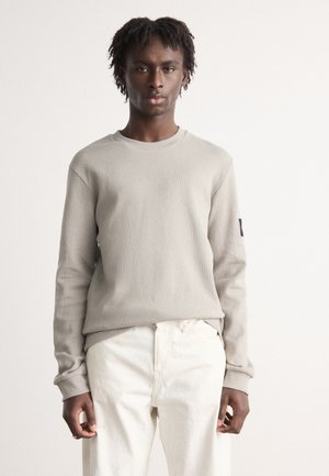 Calvin Klein Jeans BADGE TEE - Long sleeved top - elephant skin / ivory