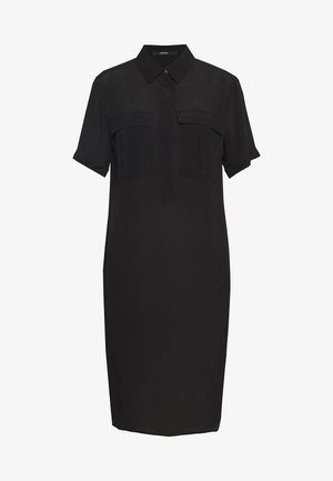 Robe-chemise noire à manches courtes avec col, deux poches poitrine à rabats, et une patte de boutonnage dissimulée sur le devant.