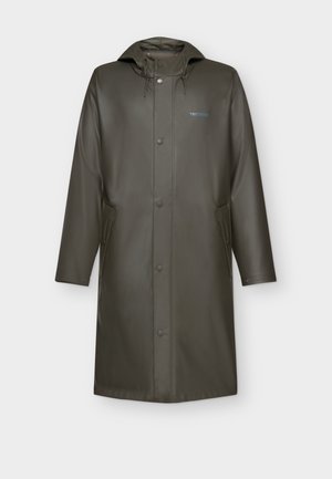 Imperméable vert foncé doté d'une capuche, de boutons-pression et de poches latérales, fabriqué à partir d'un matériau lisse et durable.