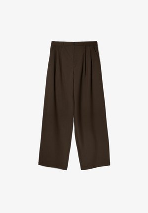 Ciemnobrązowe spodnie o szerokich nogawkach z plisami z przodu, bocznymi kieszeniami oraz zapinanym na guzik pasem na białym tle.