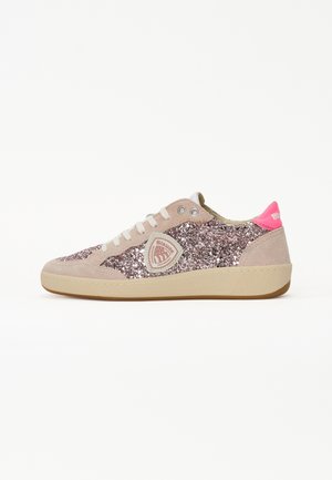 Sneaker glitterato rosa e beige con tomaia in suede, suola testurizzata e laccio bianco. Presenta un logo circolare sul lato.
