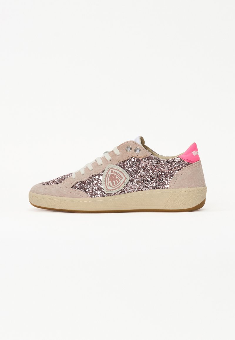 Sneaker glitterato rosa e beige con tomaia in suede, suola testurizzata e laccio bianco. Presenta un logo circolare sul lato.
