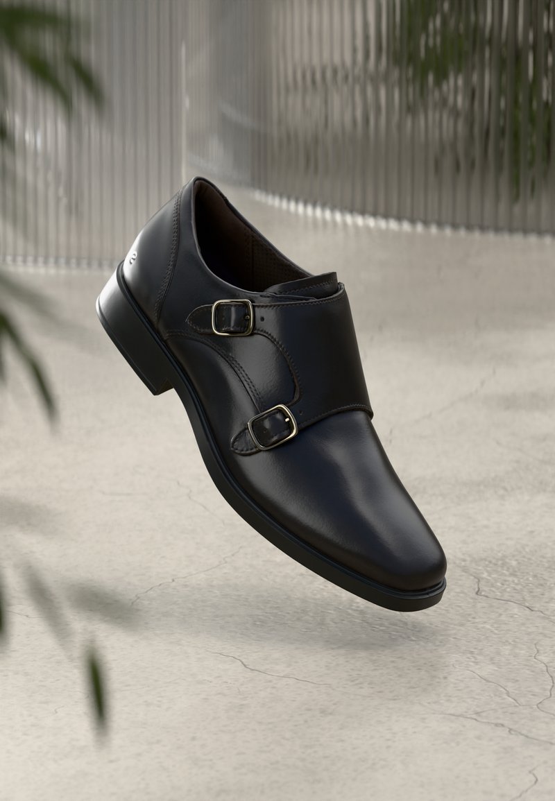 Sapatos de couro preto com um design elegante, apresentando duas fivelas decorativas e um acabamento polido. A sola é ligeiramente elevada.