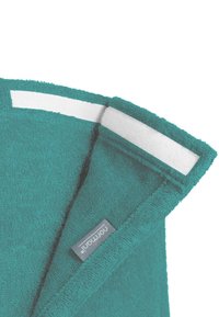 Türkiser Frottee-Handtuch mit einem Klettverschluss. Verfügt über eine strukturierte Oberfläche und ein graues Etikett. Der Rand ist verarbeitet und enthält einen kontrastierenden weißen Streifen.