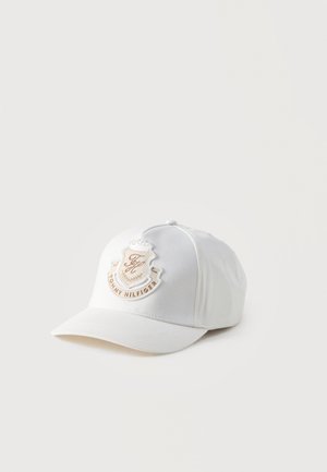 Cappellino da baseball bianco con visiera curva e stemma ricamato beige di Tommy Hilfiger sul pannello anteriore.