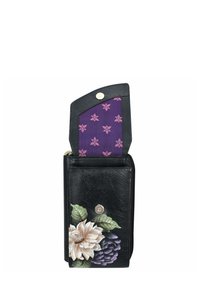 Schwarze Lederbörse mit floralem Design verfügt über ein lila Futter mit floralem Muster. Schließt mit einem Druckknopf. Schlanke, rechteckige Form.