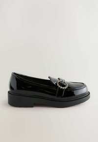 Mocasini din piele sintetică negru, cu talpă plată, detaliu decorativ sub formă de cataramă, vârful rotund și suprafață netedă, lucioasă. Toc mic, cu straturi.