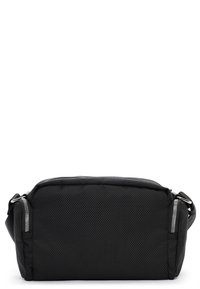 Černá obdélníková crossbody taška vyrobená z texturované tkaniny, s horním zipem a kovovými akcenty. Kompaktní a univerzální design.