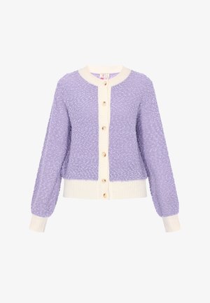 Lila strukturierte Strickjacke mit geripptem cremefarbenem Kragen und Bündchen, Knöpfen vorne und einem kurz geschnittenen Design. Weiches, warmes Material, ideal zum Kombinieren.