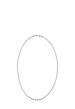 A sterling ezüst láncnyaklánc sima felületű ovális láncszemekből áll, egyenletesen elhelyezkedve, és egy biztonságos kapoccsal a hátsó részen.