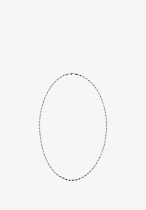 Colier din argint sterling cu lanț format din inele ovale cu un finisaj neted, dispuse uniform și cu un clasp sigur în spate.