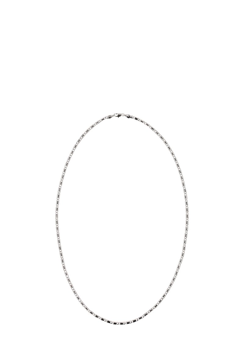 Collana in argento sterling con catena a link ovali dalla finitura liscia, uniformemente spaziate, e un fermo sicuro sul retro.