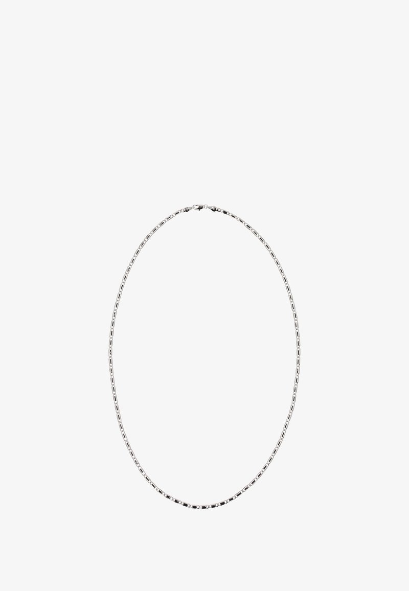 Collana in argento sterling con catena a link ovali dalla finitura liscia, uniformemente spaziate, e un fermo sicuro sul retro.