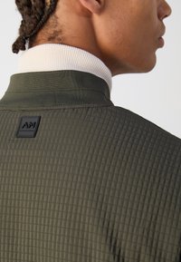 Antony Morato REGULAR FIT IN DOBBY WITH PADDING AND LOGO ON PATCH - Bombejakke - dark olive