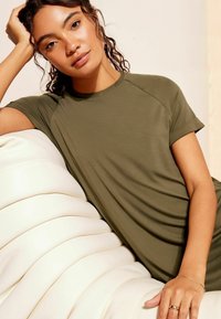 Friends Like These SHORT SLEEVE REGULAR FIT - Trikotaažkleit - khaki green