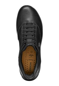 Scarpa nera in pelle con punta rotonda, caratterizzata da un design con lacci e una soletta perforata color beige, etichettata con "GEOX" e "Respira."