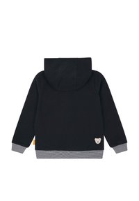 Schwarzer Kapuzenpullover mit strukturiertem Finish, ausgestattet mit einem Bären-Patch auf der unteren rechten Seite, grau gestreiften Bündchen und einer passenden Kapuze.