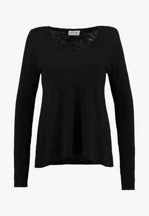 Top nero a maniche lunghe con scollatura a V, realizzato in tessuto leggero. Presenta una vestibilità ampia e un orlo leggermente curvato per un tocco di stile in più.