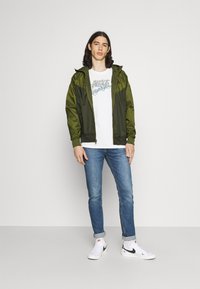 Nike Sportswear Corta-vento - sequoia/rough green