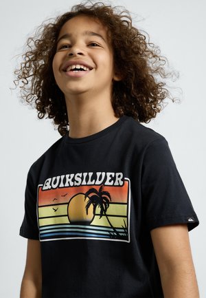 Svart bomull t-skjorte med et levende solnedgangsdesign med gule og oransje striper, palmer og teksten "QUIKSILVER" i hvitt.