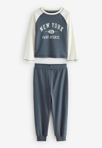 Chemise raglan à manches longues avec texte "New York Park Avenue" et pantalon assorti, tous deux en tissu décontracté gris et blanc.