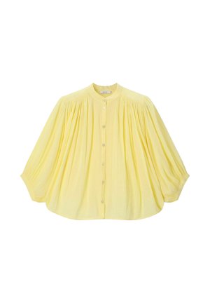 Lichtgele losse blouse met lange opgeblazen mouwen, knoopsluiting aan de voorkant en geplooid stofdetail bij de schouders en manchetten.