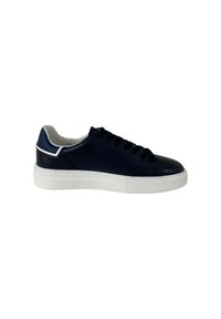Sneaker in pelle blu navy con suola in gomma bianca, lacci neri e una texture liscia. Presenta un leggero accento sul tallone con un dettaglio a contrasto.