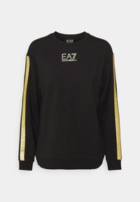 Černý sweatshirt s dlouhým rukávem, se zlatými třpytivými pruhy na rukávech a stříbrným logem EA7 Emporio Armani umístěným uprostřed na hrudi.