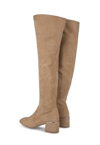 Botas de ante color toffee hasta la rodilla con puntera afilada, tacón cuadrado y detalle de cremallera. Textura suave con un diseño monocromático.