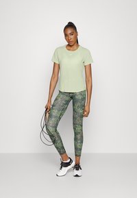 Nike Performance ONE LUXE - T-shirt desportiva - olive aura/silver