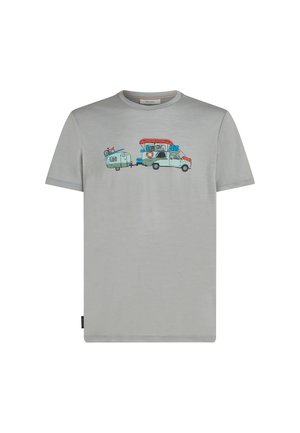 Jasnoszary t-shirt z kolorową grafiką kampera ciągnącego przyczepę z rowerem i deską surfingową na dachu.