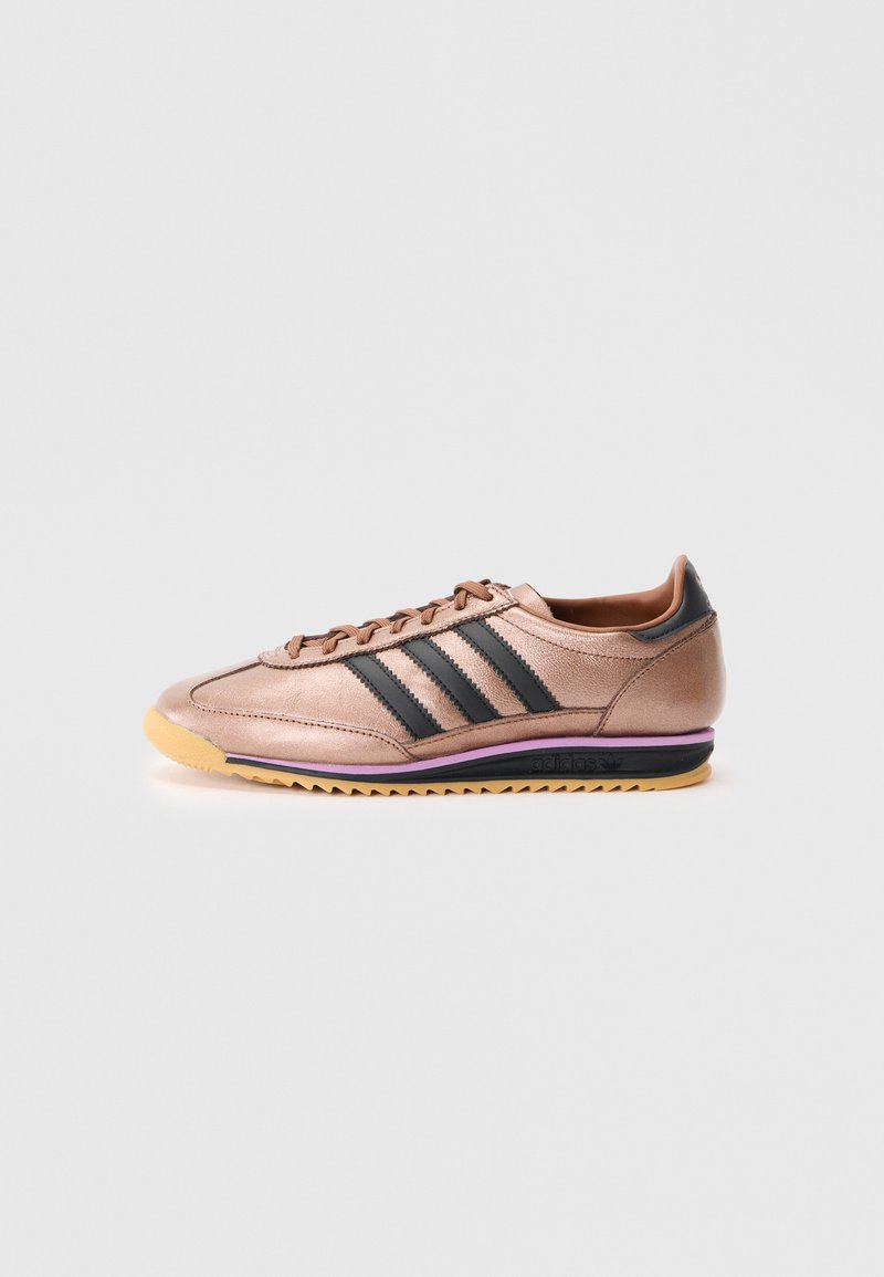 Scarpa atletica color rame con strisce nere, parte superiore in sintetico liscio, punta rotonda, suola in gomma e design a profilo basso.