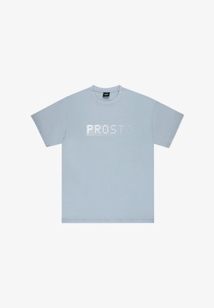 Jasnoniebieski bawełniany t-shirt z krótkimi rękawami i okrągłym dekoltem. Na przodzie znajduje się białe, pikselowe napisy "PROSTO".